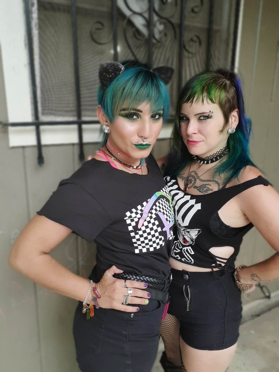 BFN666's tweet photo. We got super EXTRA for this live stream tonight!! 😂😘💚💜✌
B.C Binge Live At NuLevel Studios = FB Event 🎼🎶🎹 #bcbinge #synthpunk #livestream #riot #retro #extra #bffband #bestfriends https://t.co/dmG0JdF6fR