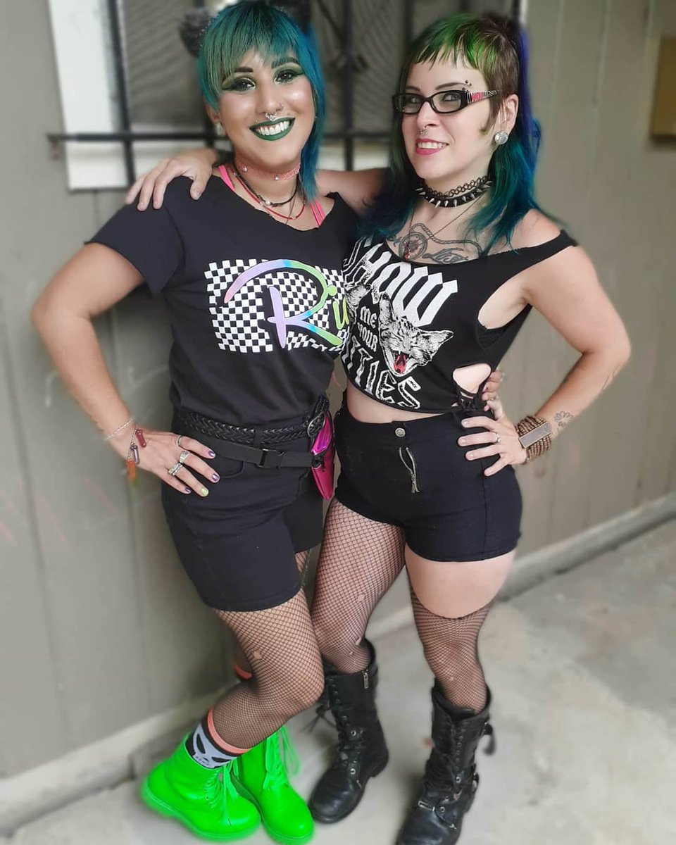 BFN666's tweet photo. We got super EXTRA for this live stream tonight!! 😂😘💚💜✌
B.C Binge Live At NuLevel Studios = FB Event 🎼🎶🎹 #bcbinge #synthpunk #livestream #riot #retro #extra #bffband #bestfriends https://t.co/dmG0JdF6fR