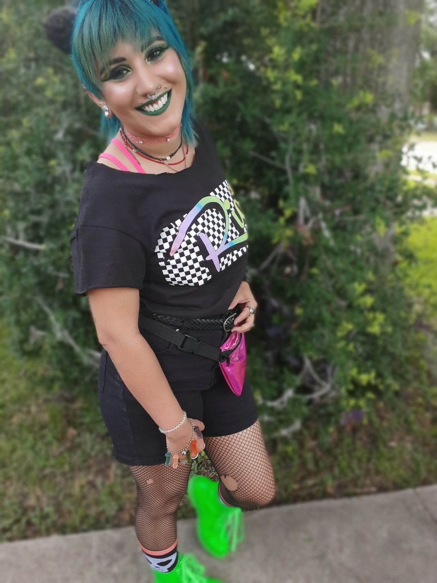 BFN666's tweet photo. We got super EXTRA for this live stream tonight!! 😂😘💚💜✌
B.C Binge Live At NuLevel Studios = FB Event 🎼🎶🎹 #bcbinge #synthpunk #livestream #riot #retro #extra #bffband #bestfriends https://t.co/dmG0JdF6fR