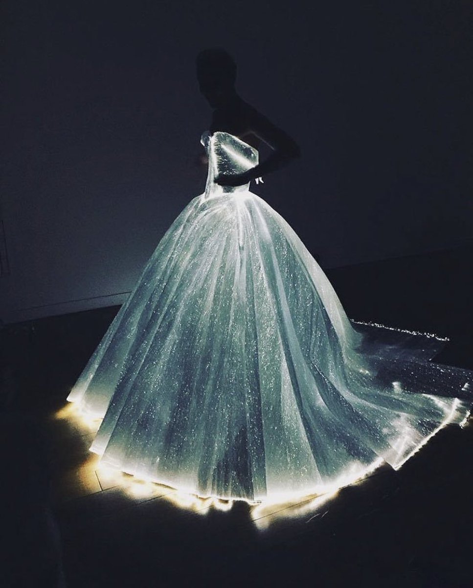 femmeduart's tweet photo. Zac Posen https://t.co/PQyceauyCf