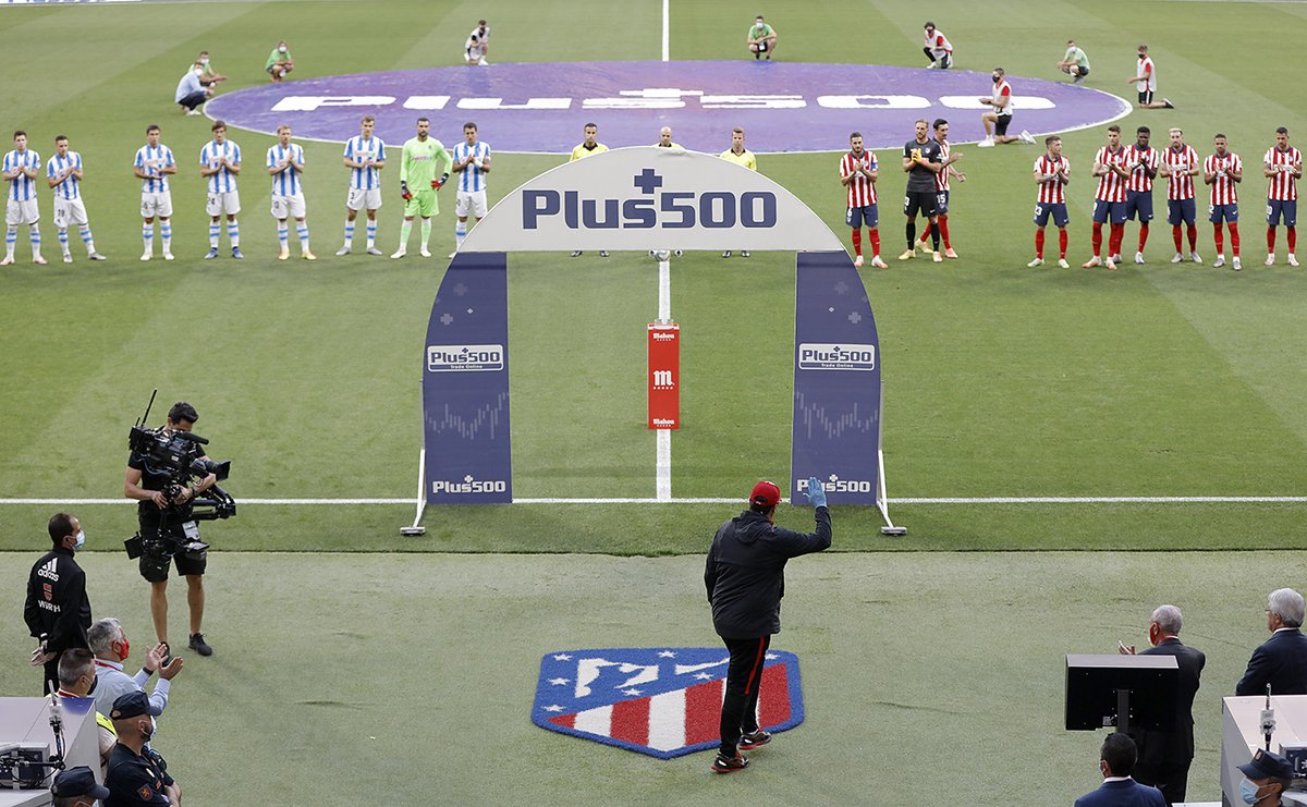 Atleti's tweet photo. [🏧😊] Germán Burgos vivió un emotivo homenaje en la previa del #RealSociedadAtleti. ¡Un merecido tributo para un mito rojiblanco!

🙌¡Gracias, Germán!🙌

🔴⚪ #AúpaAtleti https://t.co/uKS4rHyC9D