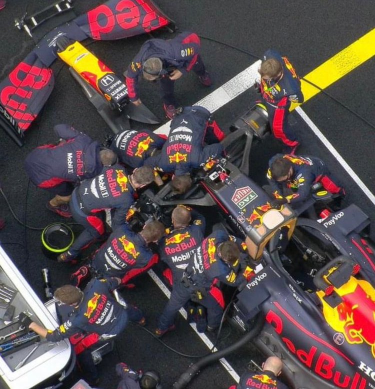 Olav_Mol's tweet photo. Wat een goede zondagmiddag al niet kan doen,... F1 ìs n teamsport voor als je dat nog niet wist https://t.co/C0A0zfgTJp