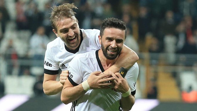 Dünya fenerbahçeliler gününde feneri 2-0 mağlup etmek üstüne caner erkinin asist yapıp gökhan gönülün gol atması.. Var mı bundan daha kral hareket? #BJKvFB