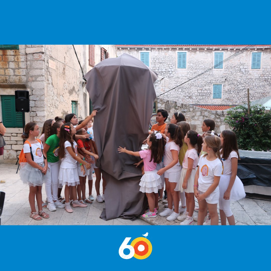 MdfSibenik's tweet photo. Skulptura prikazuje dječaka s kišobranom ⛱ koji predstavlja svojevrsnu zaštitu djetinjstva i djeteta, 👶👧 a otkrili su je članovi dječjeg zbora ,,Zdravo  maleni”. Ovom skulpturom ostavljen je trajni spomen na 60. jubilarni Festival.

Vidimo se dogodine na 61. MDF-u! 🎊 https://t.co/ydPNMYwIw6