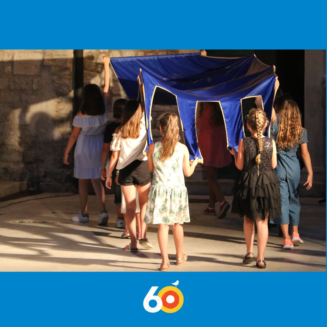 MdfSibenik's tweet photo. Skulptura prikazuje dječaka s kišobranom ⛱ koji predstavlja svojevrsnu zaštitu djetinjstva i djeteta, 👶👧 a otkrili su je članovi dječjeg zbora ,,Zdravo  maleni”. Ovom skulpturom ostavljen je trajni spomen na 60. jubilarni Festival.

Vidimo se dogodine na 61. MDF-u! 🎊 https://t.co/ydPNMYwIw6