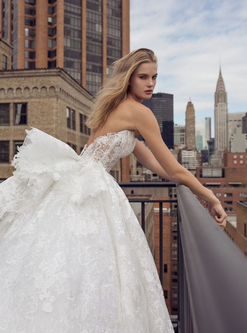 pninatornai's tweet image. The ruffle details on the back of #DreamCollection #Style4716 add some drama to a classic gown.

Photo: Alexander Lipkin
Makeup: Ortal Elimeleh 
Hair: Benjamin Ruimi