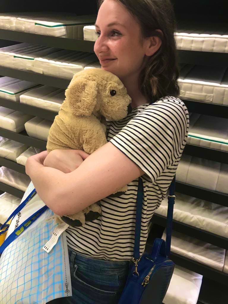 Welke nutteloze troep kunnen jullie nooit laten liggen in de IKEA? Ik begin: een polyester Golden Tetriever. #shoot #hond #dontshootthehond
