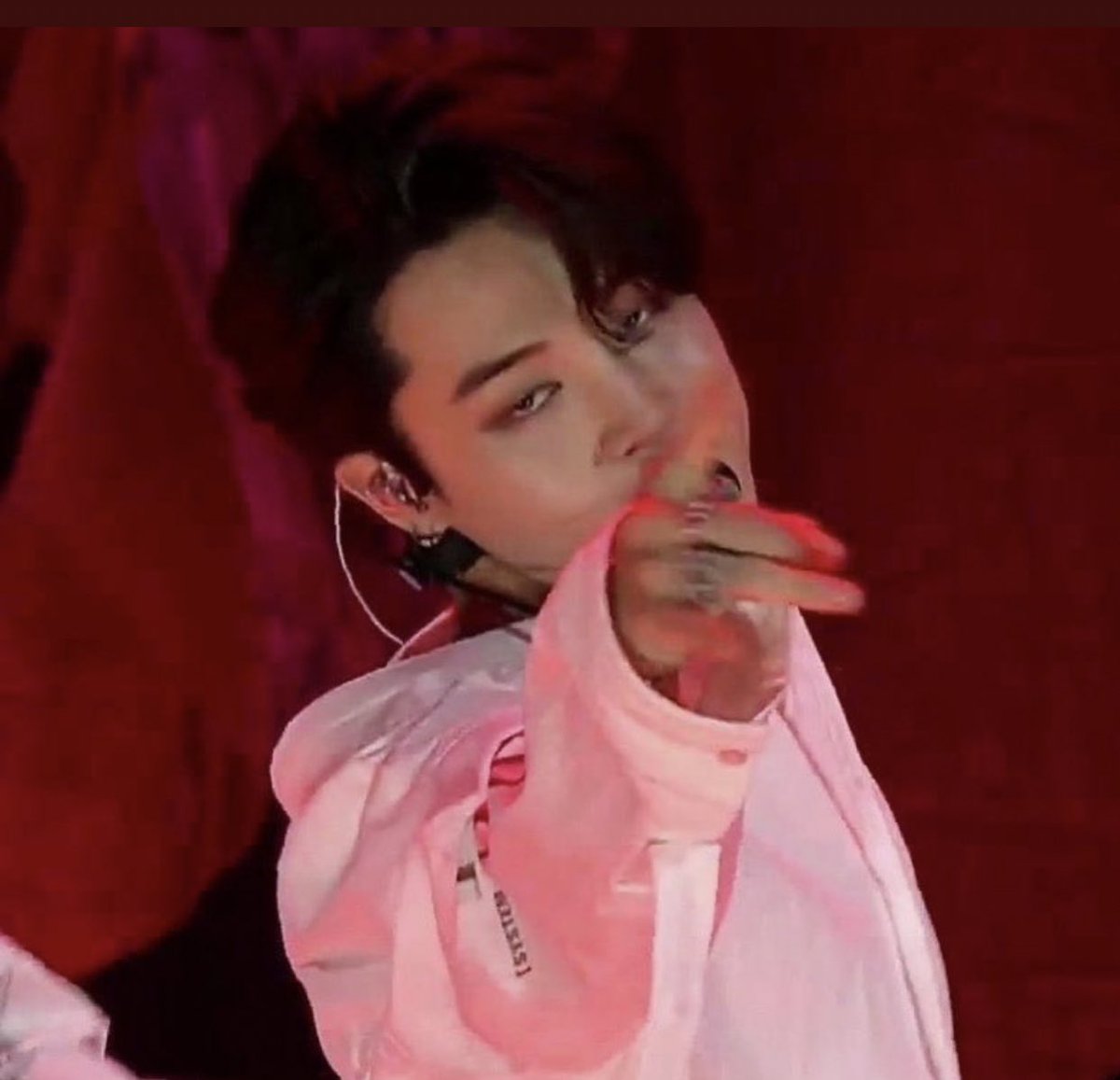 lovelyfilter's tweet photo. jimin coming for our necks ; a thread https://t.co/7zt1tTgvzs
