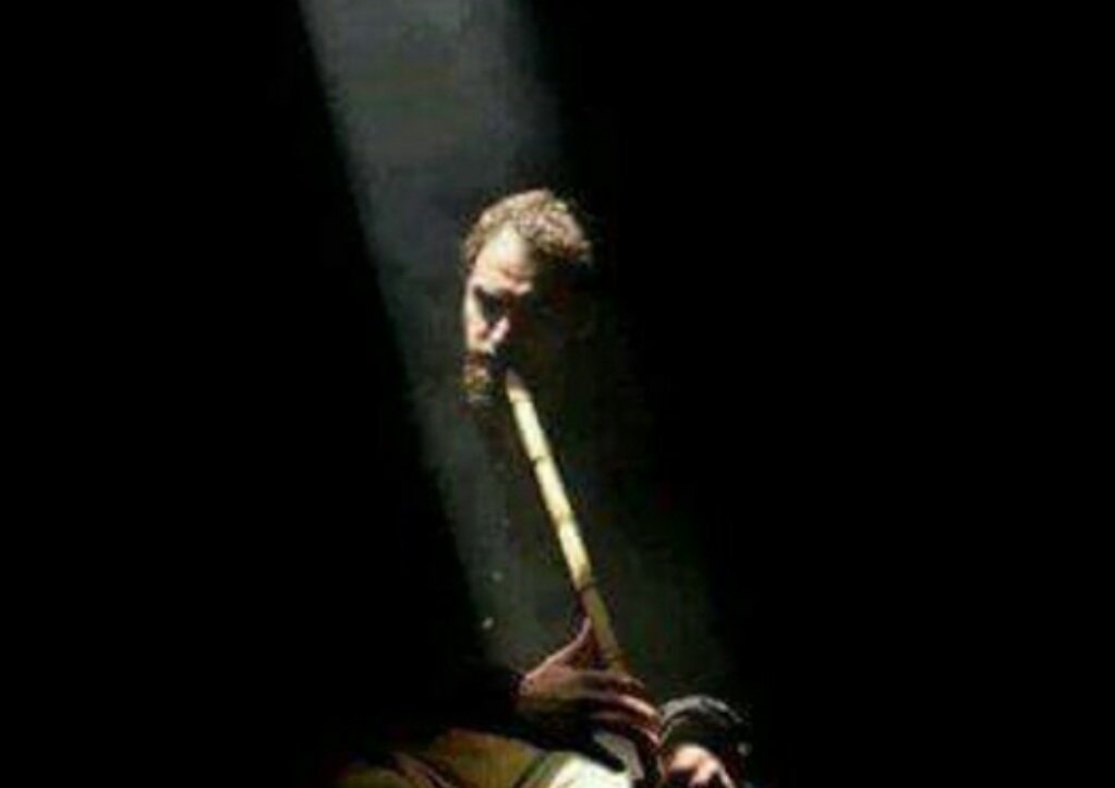 bestwalid92's tweet photo. عازف الناي يروي
والحانهُ حائره
كلها
انين وإيحاء لقلوب 
صابره
بألحان تروي الاماً لقلوب ساهره 
؟؟؟؟
.............. انين الناي https://t.co/WPH688rkly