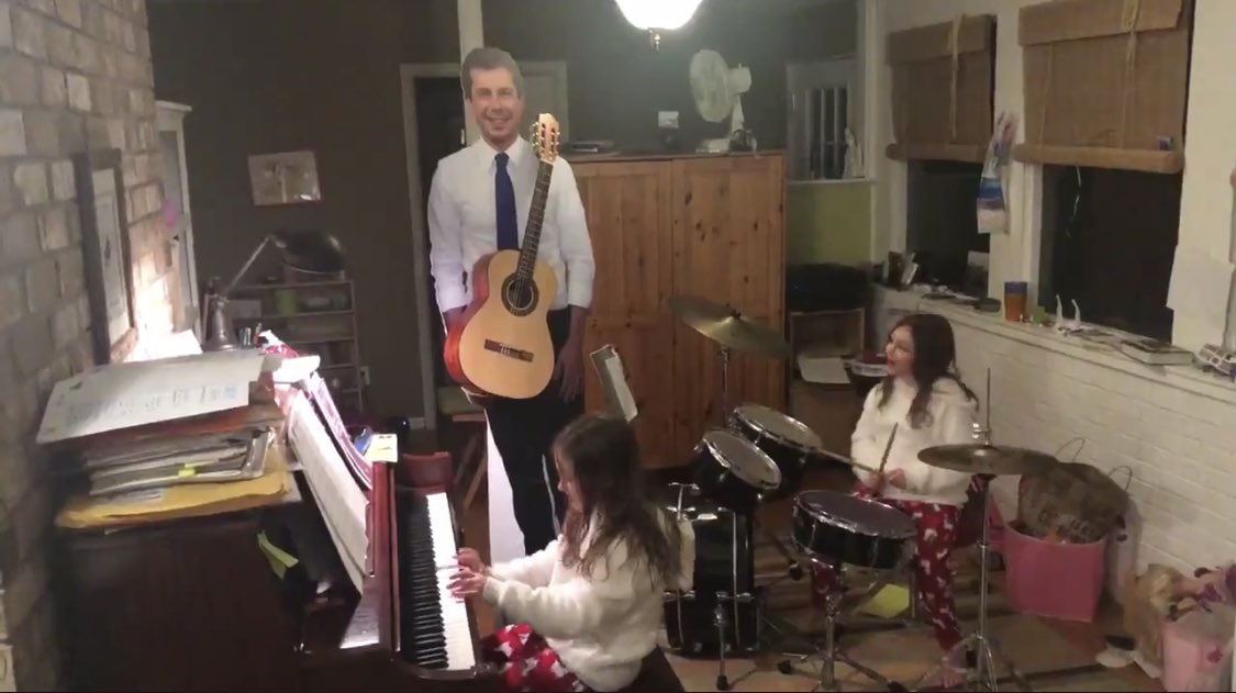 Musicians4Pete's tweet photo. #TeamPete, anyone remember whose sweet supporter video this was from? These cuties were hanging out all day & jamming with #FlatPete 😍🎶 Whoever/wherever you are, we love and miss you! #KidsForPete https://t.co/FJFtTp2IVD