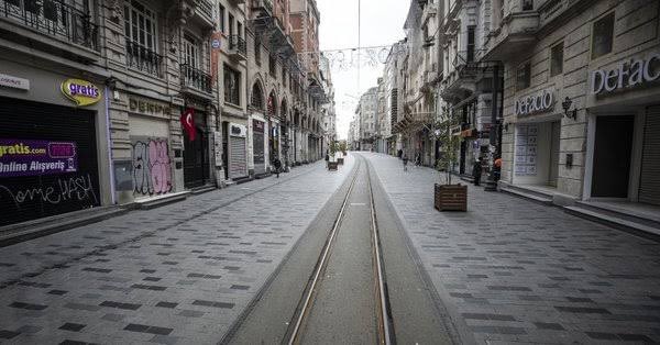 SON DAKİKA: Başakşehir taraftarı kutlamalar için sokağa döküldü. Gece boyu emniyet güçleri yoğun güvenlik önlemi alacak.