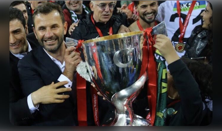 _MPehlivan's tweet photo. 2010-2011 Şampiyonu Fenerbahçe
2019-2020 Şampiyonu #Başakşehir 
Kupanın Sapı #Trabzonspor https://t.co/X1u4MRdYpF