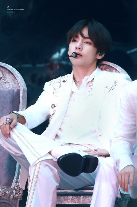 FiordlandPretty's tweet photo. @taev_king @BTS_twt @TaePicsDaily @MrPerFe97832807 @talha30320168 @taeisela07 @crrow_o @UOAWvvYaRvWi6qq @nehalimran18 @AutumnInMyHart @PreciousBearTae It's KIM TAEHYUNG VS KIM TAEHYUNG 

Taehyung is competing with himself only.

#OnlyArtistTaehyung #TopGlobalArtistV #FirstArtistV 
#HistoryMakerV #SweetNight109개국1위 @BTS_twt 
KIMTAEHYUNG WORLD DOMNATION 

👑👑🔥🔥 https://t.co/zy15hvKyMZ