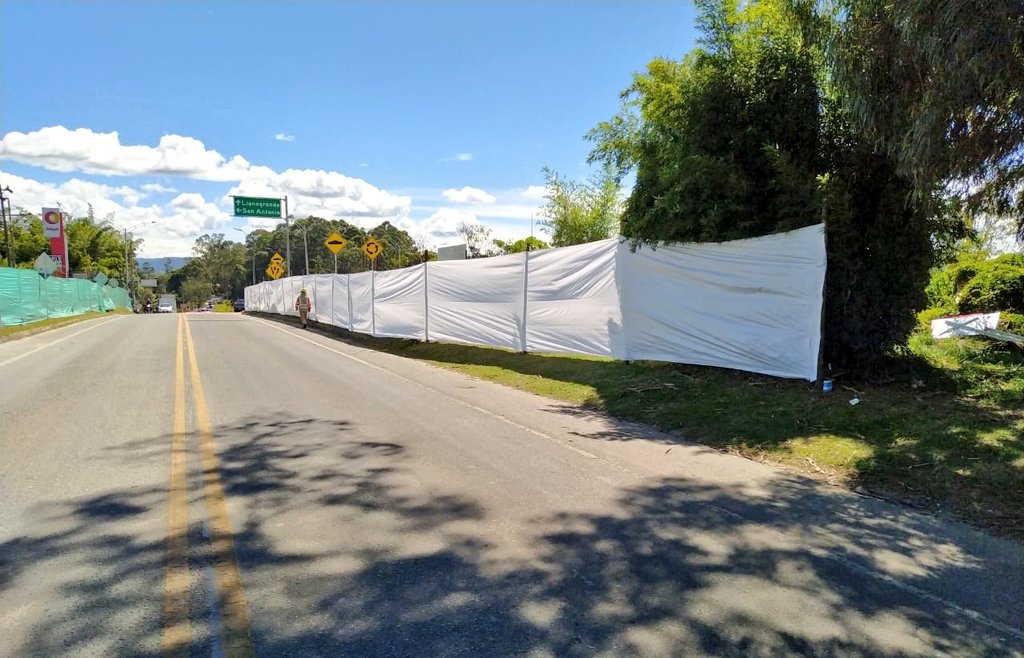 AlcRionegro's tweet photo. Esta obra, será financiada con recursos de excedentes del recaudo de los peajes de la red vial Nal (la autopista Medellín - Bogotá y las Palmas - El Retiro) además, el aporte de los predios necesarios para su ejecución por parte de la administración municipal #JuntosAvanzamosMás https://t.co/1SwgZryqK3