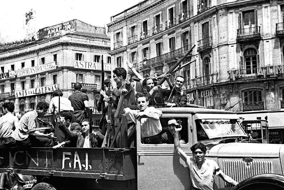 La Revolución social iniciada en junio de 1936 no fue para nada un acto espontaneo sino que desde el mismo inicio de la II República se fue preparando. 
Dejo aquí este enlace con multitud de obras sobre la Revolución social y la autogestión obrera. drive.google.com/folderview?id=…