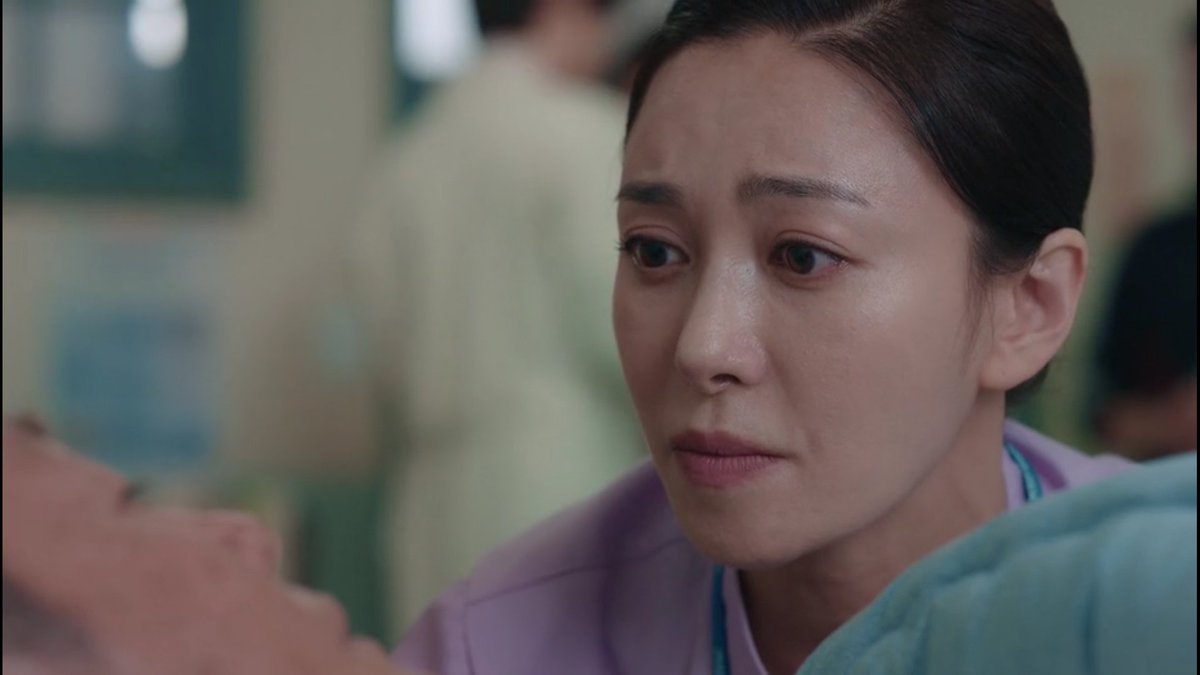 I went back to ep6 to take a screenshot of the Eunja and Munyeong bit for this thread when I saw this scene. I mean... just look at that expression on her face...???  #itsokaytonotbeokay