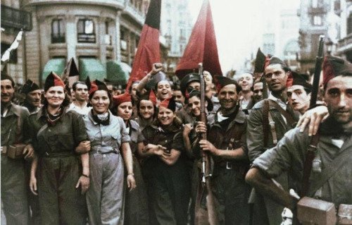 EL 19 de julio de 1936 el pueblo en armas, con la CNT-FAI-JJLL a modo de vanguardia, aplastaba el Golpe de Estado frascista en diversas zonas y comenzaba el intento de convertir una Guerra Civil en una Revolución Social. 
Esta SI fue la generación MÁS preparada de la Historia.