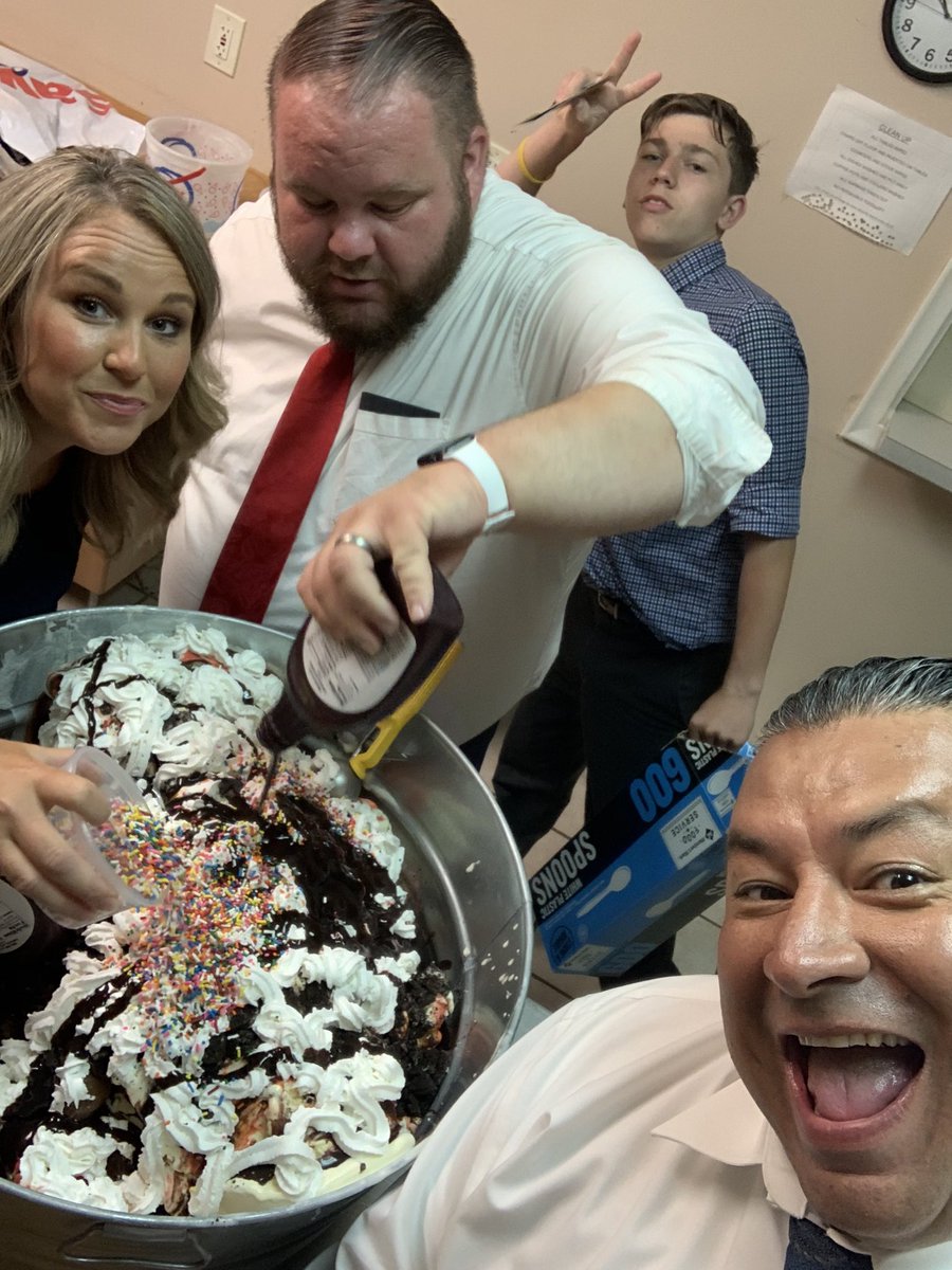 EricMichigan's tweet photo. World’s Largest Sunday!!!! Mmmmm Worker prayed for 40, and God gave it!! 40 on the bus!!!!! From 9 to 40 after covid-19!!! World here we come!!! #ElishaBus 🚌🚌🚌🚌🍦🍦🌎🏃🏼‍♂️🏃🏼‍♂️🏃🏼‍♂️🇺🇸🇺🇸 https://t.co/XdEjvMdiiA