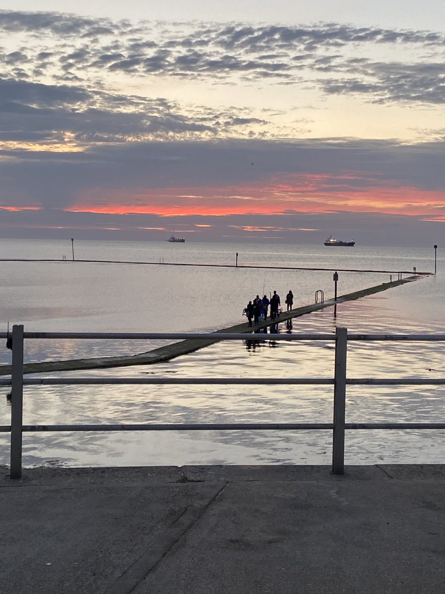 Beautiful Margate sunset 😍 #margate #lovemargate #thanet #sunset #staycation #walpole #walpolebay #tidalpool #walpolebaytidalpool 🏖🌊☀️