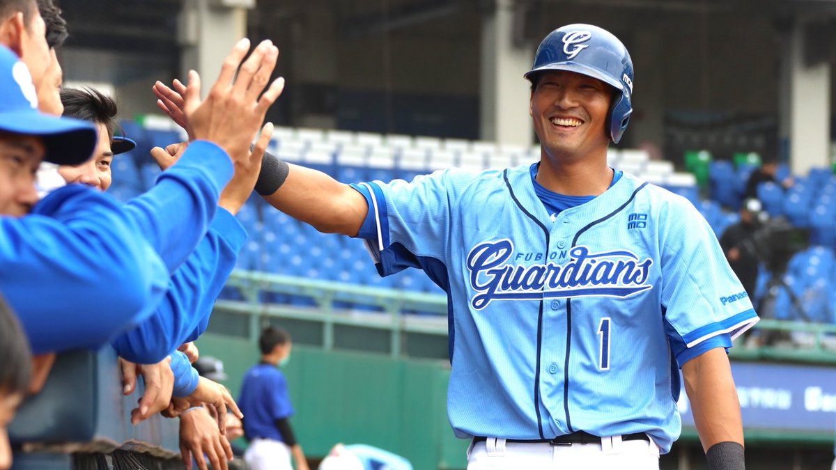 FubonGuardians's tweet photo. In the 2015 #CPBL Draft, our predecessor EDA Rhinos selected outfielder #1 Che-Hsuan Lin with the first overall pick!

Other notable selections include #36 Fu-Te Ni (2nd), #51 Sen-Shiu Yu (4th), #98 Kuo-Lin Kao (8th), and #7 Hsiang-Yu Shih (10th).

#ItsTime #DraftPreview https://t.co/GZBAxP6tNm