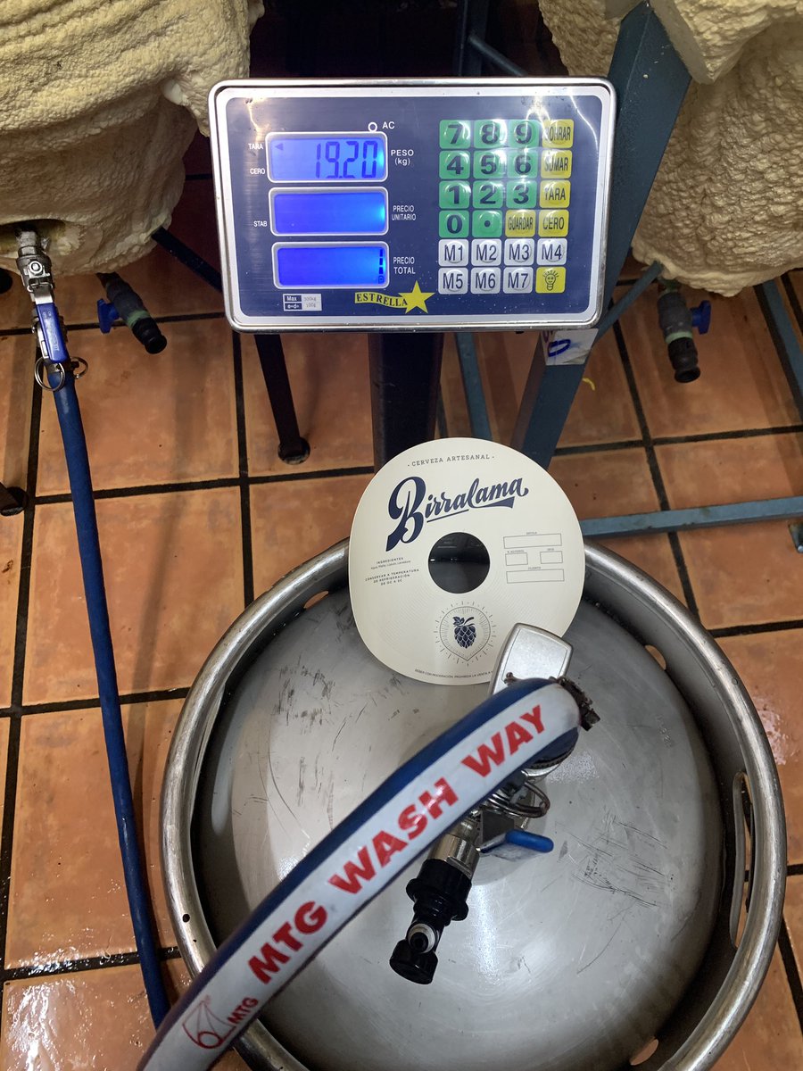 birralama's tweet photo. 🍻#britishgolden #EMBARRILANDO para la pronto esté con vos.
.
.
.
#craftbeer #winter #quedateencasa https://t.co/Yw1K7fKLeD