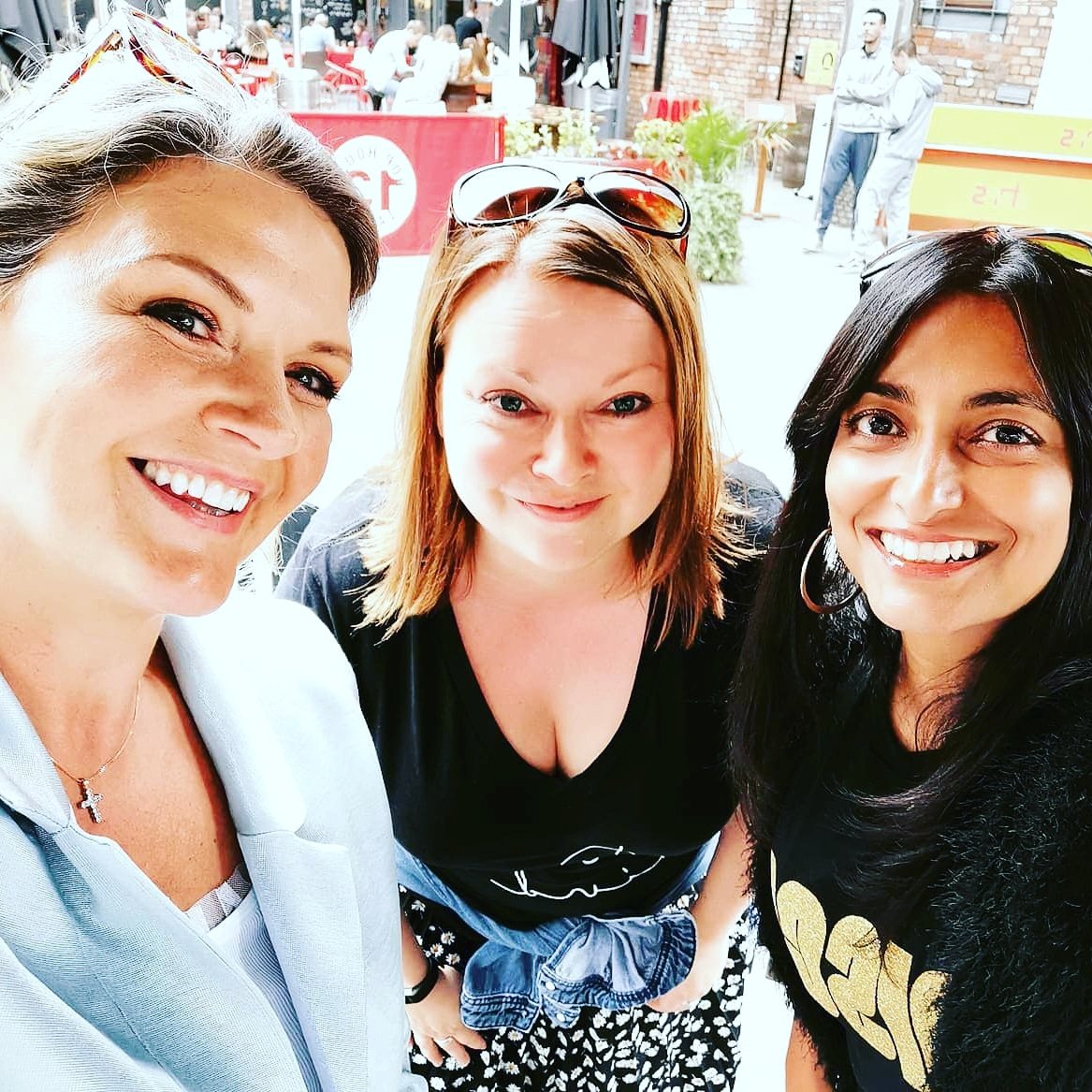 LesleyMaltman's tweet photo. Lovely afternoon in Cathedral Quarter
🌞🥂😎💛
#tastetheisland #VisitBelfast #foodbelfast #foodni #sundayvibes #visitnorthernireland #lovelocal #belfastfoodscene #alfrescodining #tastethegreatness #cqbelfast #bestfooddestination #nifood #eatingoutbelfast #shoplocal https://t.co/EQCwN7wDRE
