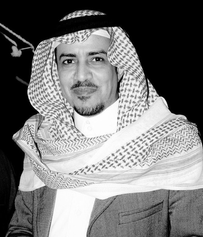 الموت : تاجر ، والبشر داخل السوق
والموت ما ياخذ ردي البضاعه

يختار له كفوٍ من الطيب مخلوق
والا قليل الفود ما به طماعه !

رحمة الله عليك رحمةٍ وآسعة
#صالح_الشيحي