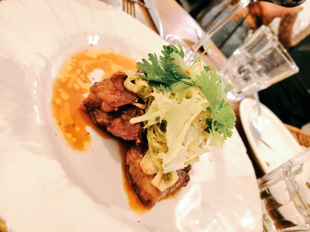 MAlbercocs's tweet photo. El @MonocromWine és un lloc on sempre s'hi menja, s'hi beu i s'hi està bé. Quin regal.
Alerta els lletons... https://t.co/hKrNT5kMEk