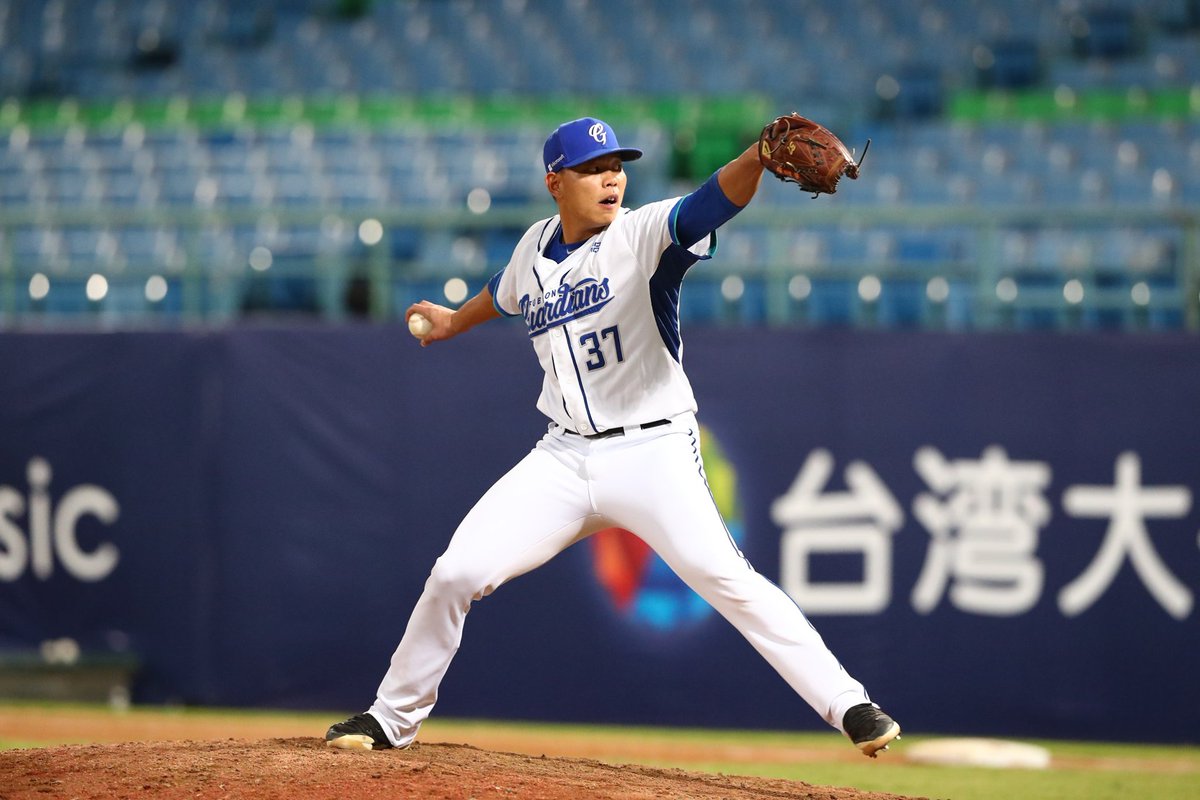FubonGuardians's tweet photo. In the 2017 #CPBL Draft, the Guardians selected a total of seven players, including infielder #23 Chin-Hao Yang (1st round), outfielder #93 Pin-Chieh Chen (2nd), right-handed pitcher #37 Kuo-Hua Lo (3rd), and infielder #46 Kuo-Chen Fan (5th)!

#ItsTime #DraftPreview https://t.co/Kpto7JKpsm