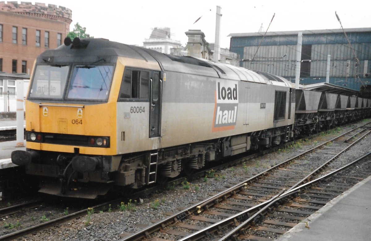 British Rail Class 60 diesel loco 60064 'Back Tor' in Railfreight triple grey livery with LoadHaul branding works a rake of MGR HAA coal hoppers through Carlisle Station 17/5/99 #Railfreight #Carlisle #Coal #BritishRail #LoadHaul #Class60 #diesel #trainspotting #wagons 🤓