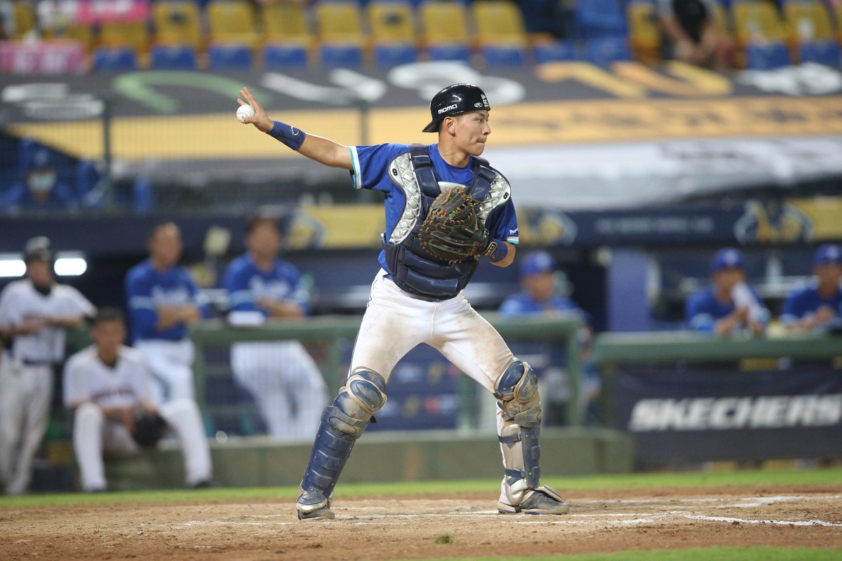 FubonGuardians's tweet photo. In the 2018 #CPBL Draft, the Guardians selected catcher #95 Pei-Feng Dai with the first overall pick!

Other notable selections include #35 Cheng-Tang Wang (2nd), #82 Wei-Yong Wang (5th), #74 Bin Yang (6th), #84 Shih-Tsung Wang (7th), #57 Su-Chen Ou (8th).

#ItsTime #DraftPreview https://t.co/YsMX0MI6Jx