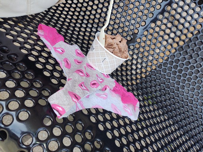 #samanthaspanties getting some ice cream! https://t.co/q9I1RDDI1S<a href="/tag/samanthaspanties"class="tags">#samanthaspanties</a>