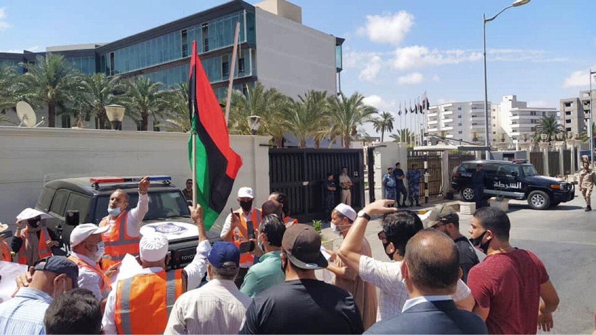 grassrootmail's tweet photo. #Tripoli this morning

For the 11th time, civil protests for electricity.

Note the cooperation of Presidential Guards in background.

Shortly later, from within the Presidential Council a new board of directors for GECOL was announced, in response to civil demands.

This is good https://t.co/kCedR3HGxv