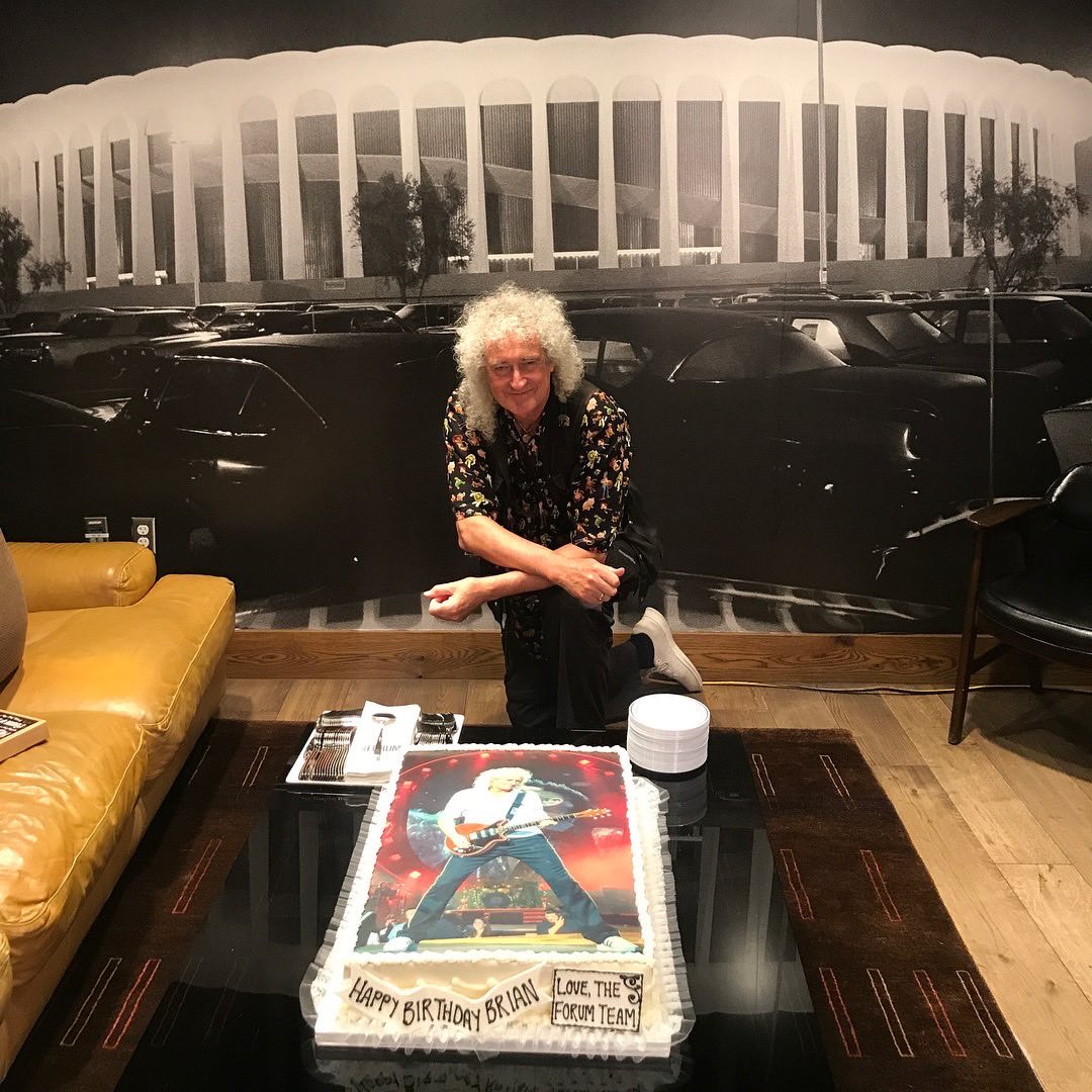 thekiaforum's tweet photo. Happy birthday, @DrBrianMay! Pictured here last year with his special birthday #ForumCake 🎂
Repost: “Driving in to DEFINITELY one of my favourite venues in the entire world - what a treat for my birthday - and - guys, you pulled out all the stops ! Bless ya, Forum peeps ! Bri” https://t.co/OXAVSBlFZL