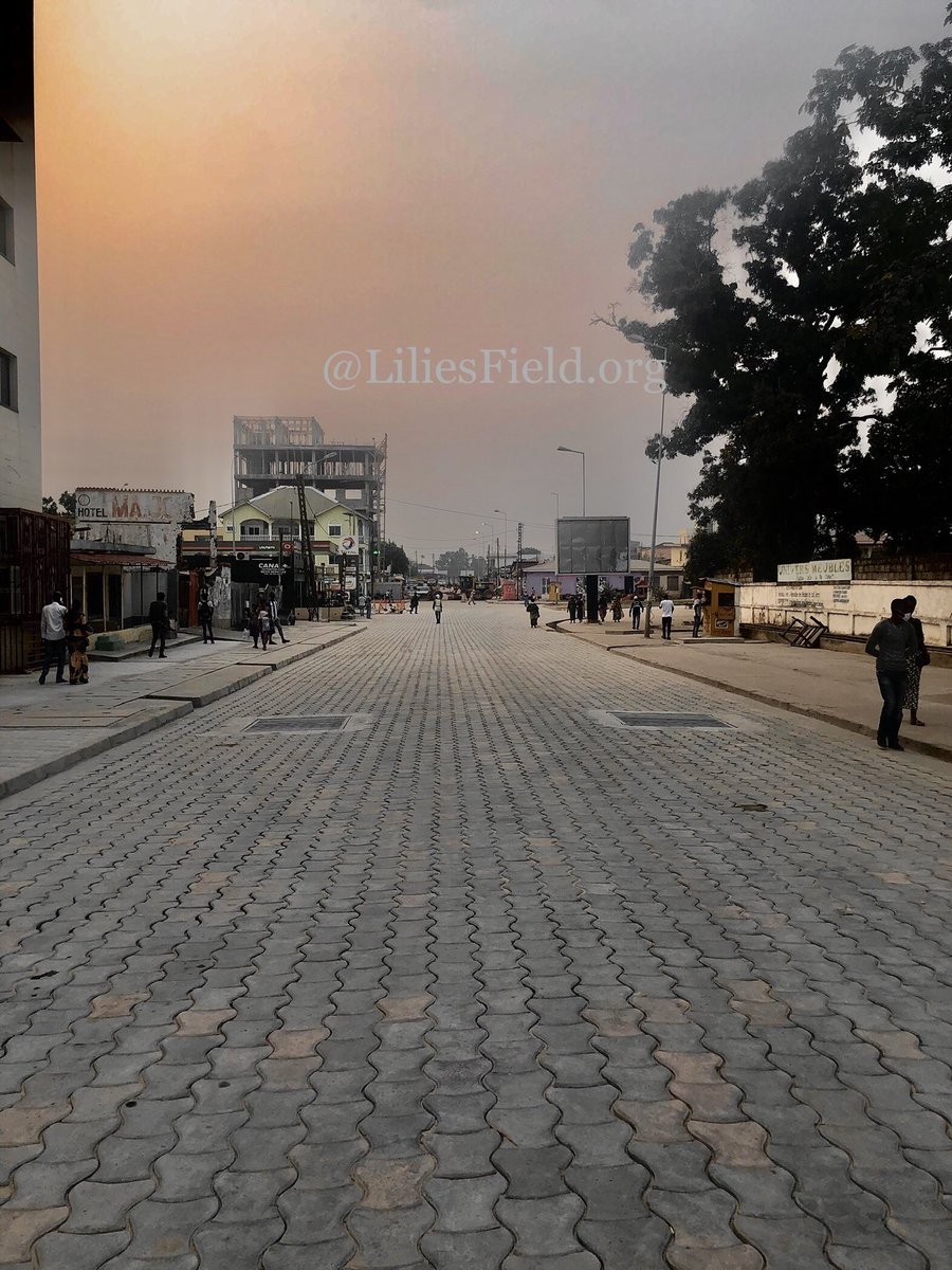 RMendzet's tweet photo. Brazzaville - Carrefour pharmacie Jagger, station total sur l’avenue loutassi. 🚧🚦

C’est hallucinant ce dont les Hommes sont capables d’accomplir quand ils y mettent une pincée de volonté et de bon sens. #ChezMoiAuCongo 🍃🍃 https://t.co/y8T30Ctcwn