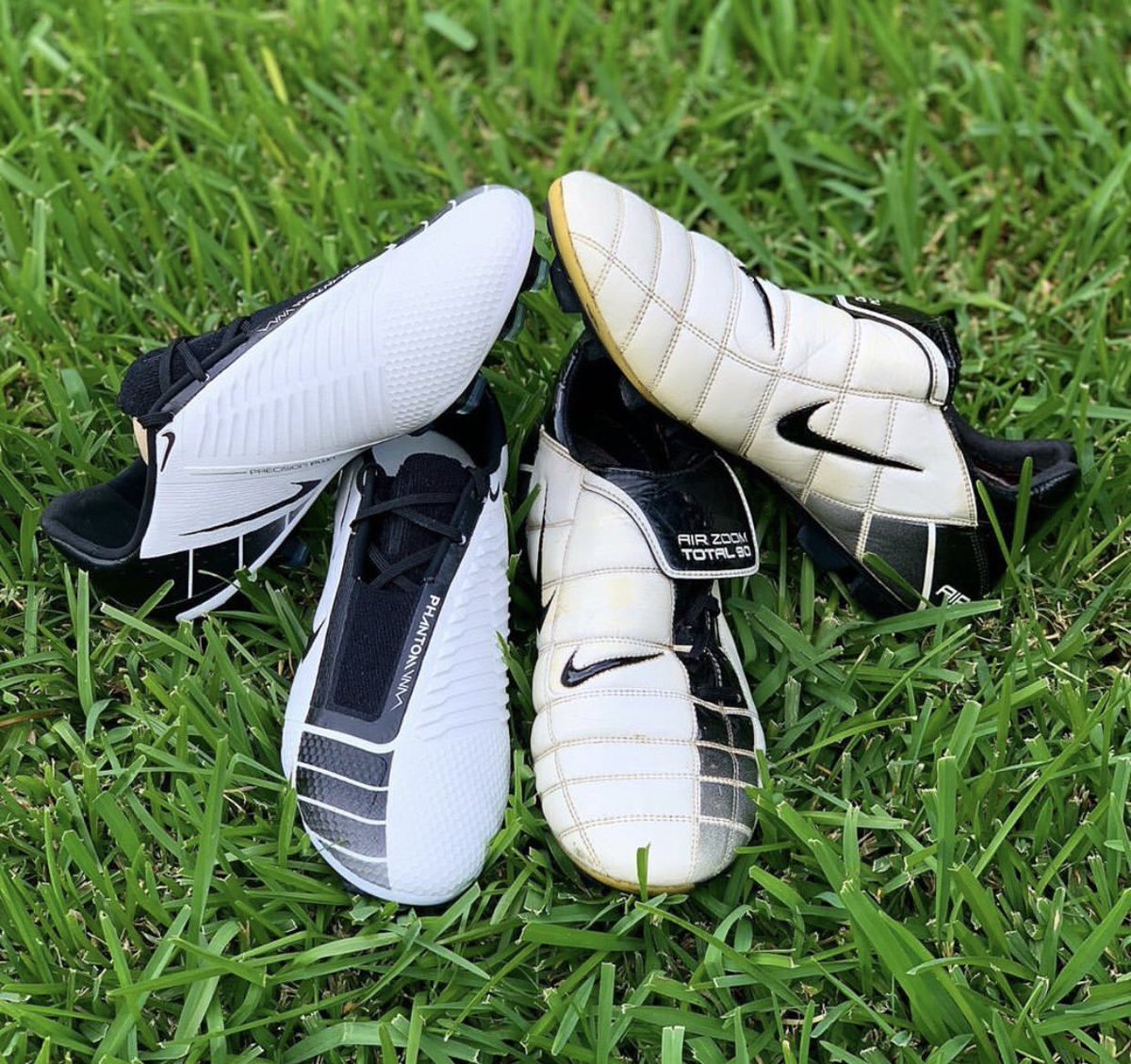 streetflaite's tweet photo. Lo mejor de Lautaro este domingo fueron sus zapatos de fútbol. El modelo Nike Phantom VNM posee un diseño que se asemeja a los Air Zoom II de la mítica línea Total 90 👟 @peloterosleague @secosdelVAR #fútbolenlaUSACH @ESPNChile https://t.co/KfrA7HgHoE