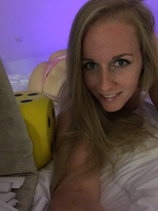 Happy Sunday! Come hang out with me at https://t.co/2YXl47HqG9 https://t.co/0rrzHZjax3<a href="/tag/onmfc"class="tags"><span>#onmfc</span></a>