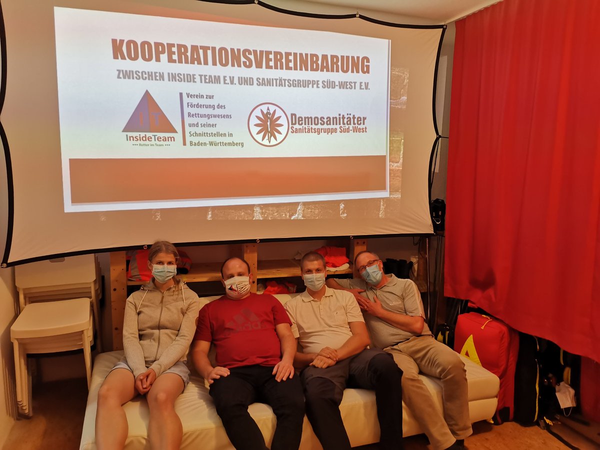 demosanitaeter's tweet photo. Seit geraumer Zeit arbeiten wi mit dem #InsideTeam e.V. aus #Ludwigsburg zusammen. Der Verein setzt sich vor allem für eine Verbesserung der Ausbildung im Rettungsdinst ein. Heute haben wir diese Zusammenarbeit nochmals mit einer Kooperationsvereinbarung besiegelt.
#RetterImTeam https://t.co/She3yNNOrw