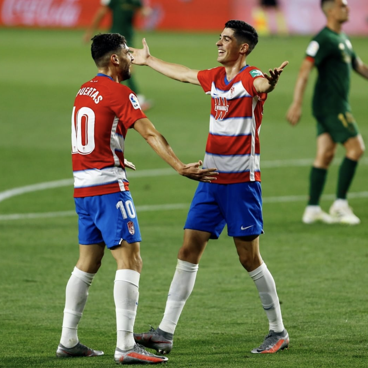 InvictosSomos's tweet photo. OFICIAL. Por primera vez en TODA su historia, Granada disputará partidos de competencia europea. Estarán en la próxima UEFA Europa League. Maravillosa labor del míster Diego Martínez. Y qué campaña de jugadores como Rui Silva, Yangel Herrera, Puertas, Fernández y Darwin Machís. https://t.co/J9cuSvB6BB