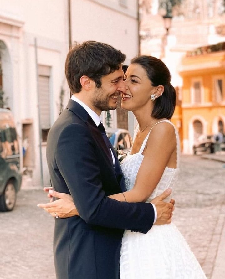 Linothebest1's tweet photo. "Quando conti le cose belle della vita l'Amore lo conti sempre infinite volte....💛" 
AUGURIIIIII 😍😍 @LinoGuanciale @LiuzziAntonella 🤗 https://t.co/LA7mbH9Grs