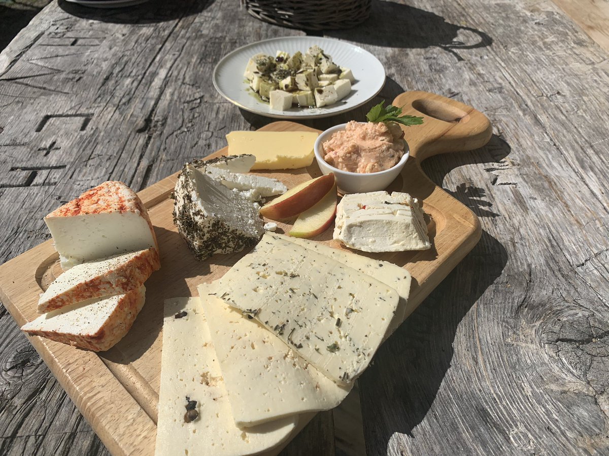 kaesekommissar's tweet photo. Älplerjause Alpe Garnera
#Montafon #surakees #vorarlberg #sennalpe #käse #cheese #fromage #slowcheese #slowtravel https://t.co/Ra8a12vnpB