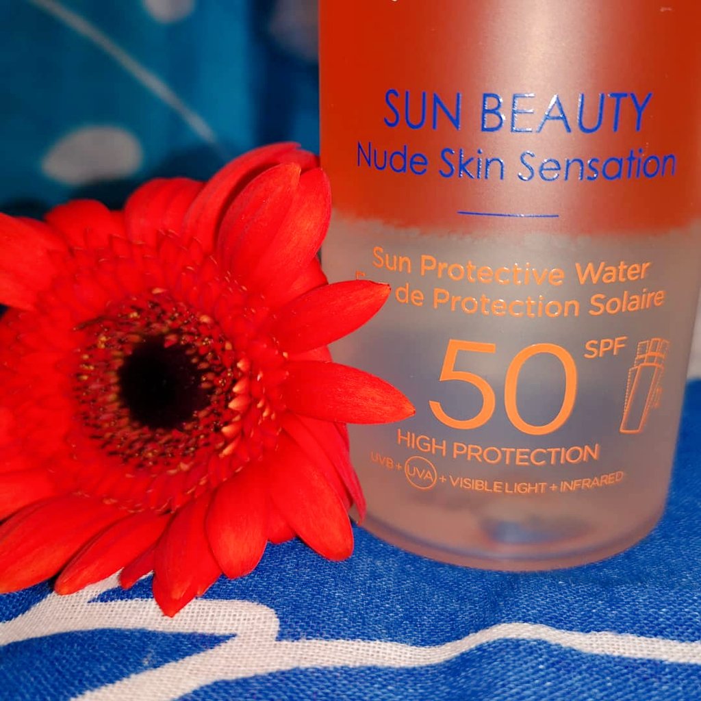 BachelierCynth1's tweet image. Belle surprise en découvrant ce produit!Eau solaire au parfum florale très agréable,raffraichichante,laisse une peau brillante et non collante.L application en spray est tel qu'une eau de parfum.L'odeur reste sur la peau.#HashtagDeCampagne #LancasterBeauty
#LiveWithLight