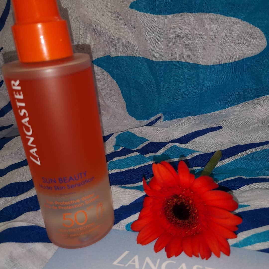BachelierCynth1's tweet image. Belle surprise en découvrant ce produit!Eau solaire au parfum florale très agréable,raffraichichante,laisse une peau brillante et non collante.L application en spray est tel qu'une eau de parfum.L'odeur reste sur la peau.#HashtagDeCampagne #LancasterBeauty
#LiveWithLight