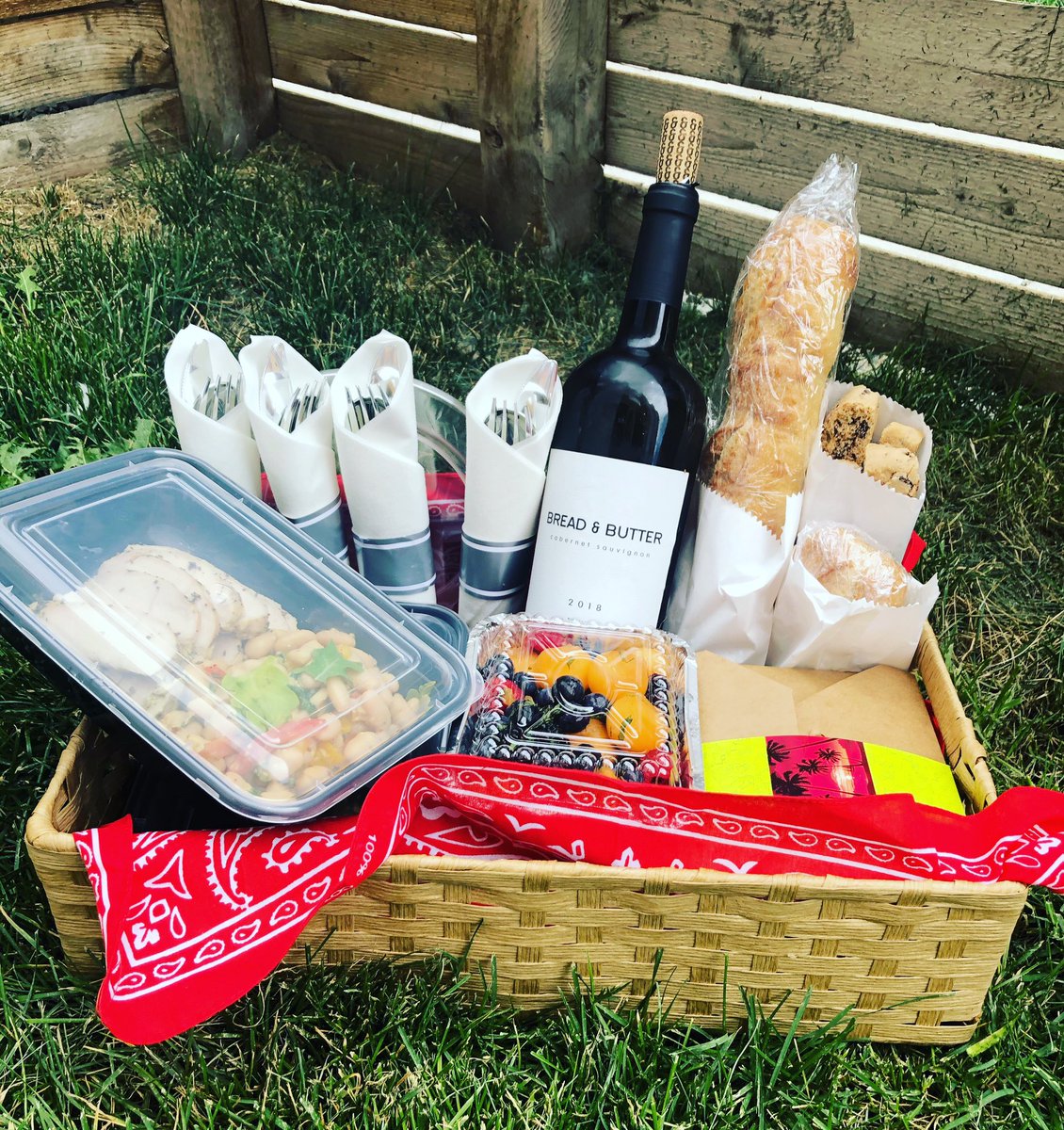 asyouwishco's tweet photo. Sunday picnic for @rich2martin & @milhamallen housewarming. ❤️
#picnic #sloanslake #housewarming #denverpicnic #denverpicnics #wine #baguette #cheeses #frittata #roastedturkey #whitebeansalad #melon #mandelbread #privatechef #chefphillevy #denverconcierge #asyouwishcolorado https://t.co/ii22q2I6V0