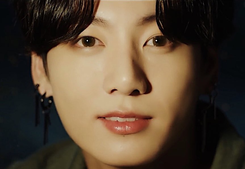 In honor of  #YourEyesTell and all it's recent achievements: a short thread of Jungkook's famous eyes. Many things drew me in about JK, but his eyes were the start & finish. In the back of my mind, I kept trying to figure out what exactly it was. They're large & pretty++ @BTS_twt