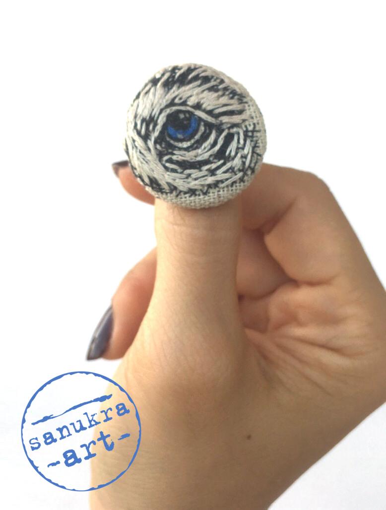 “Göz kalkanı” özgün nakış illüstrasyonlu parçamız :)El yapımı ve tek üretimdir. #sanukra_art #gözdebitirillüstrasyonları #embroderyart #nakış #tasarımürünler #kişiyeözeltasarım #özelhediyeler #tasarımyüzük #yüzüktasarım #sanatsalürünler #embroderydesigns #woman #womanstyle #stil