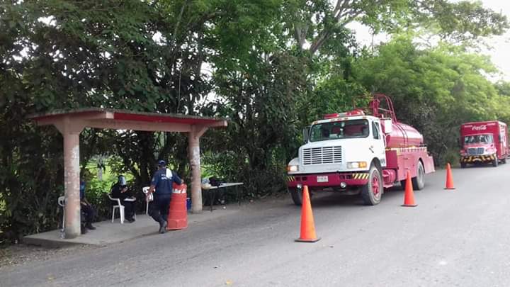 Moloacan_Ver_'s tweet photo. 🚩🚑 Filtros sanitarios en espacios concurridos busca la corresponsabilidad ciudadana y hacer conciencia p/respetar   medidas preventivas. 

Se proporciona gel antibacterial, toma de  temperatura e invita a acudir a Centro de #Salud en caso de detectar algún síntoma. #Moloacán https://t.co/ARCT3IMkFl