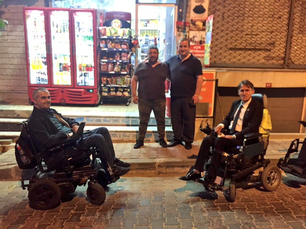 Günün yoğun proğram sonrası <a href="/umutbizdevariz/">umut biz de varız</a> Başkanı <a href="/GaziogluAk/">Akın Gazioğlu</a> ve Azam Özgür Yeğit birlikte Mahallemizi gezip esnaf Kardeşimiz Bülent Karakoç 'a ziyarette bulunup Hayirli işler bol kazançlar diledik.