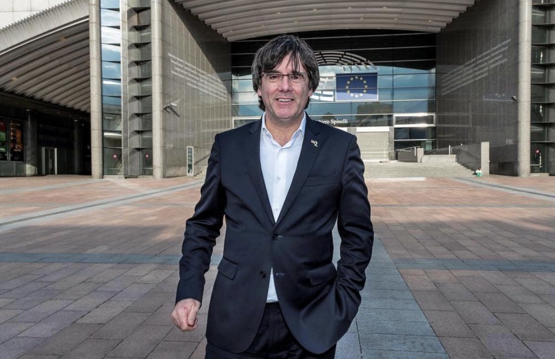 aleixclario's tweet photo. 🔴 Demà (11h) roda de premsa del #president Puigdemont. Ho podreu seguir en directe a través dels seus perfils a:

📍Twitter: @KRLS 
📍Facebook: https://t.co/b6K3WOZ0QP
📍Youtube: https://t.co/JbkruaPlCE https://t.co/njsVsE0HJm
