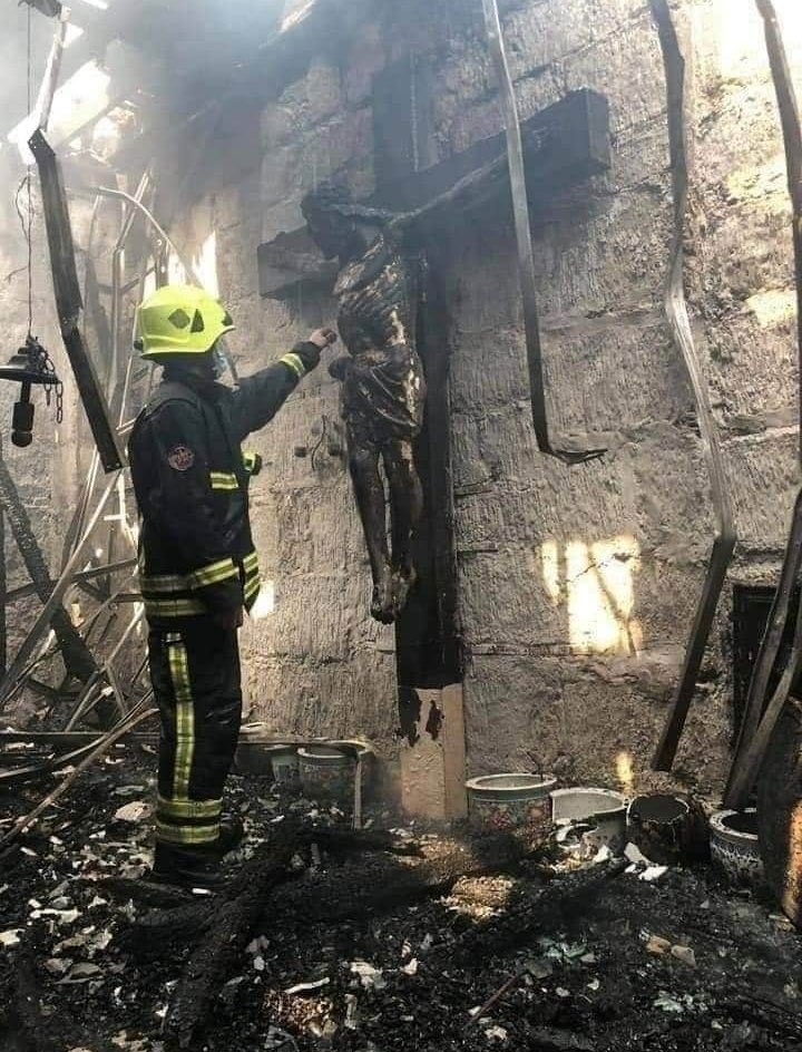 Un Cristo de la catedral de Nantes, Francia, sobrevive el incendio. Un mensaje de lo alto...
